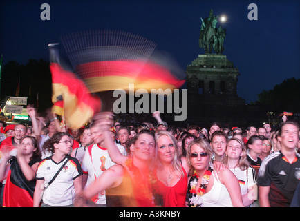 Les amateurs de soccer sur le Deutsches Eck à Coblence, Rhénanie-Palatinat, Allemagne Banque D'Images