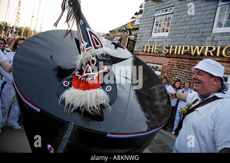 Le taquiner à l'Oss Obby Oss Cornwall Padstow Célébrations Mayday Grande-bretagne angleterre Europe Banque D'Images