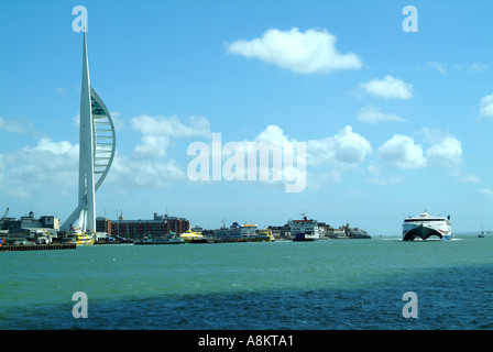 La tour Spinnaker qui se situe à 165 mètres de haut est en construction à côté de Gunwharf Quays est placé au centre du millénaire Banque D'Images