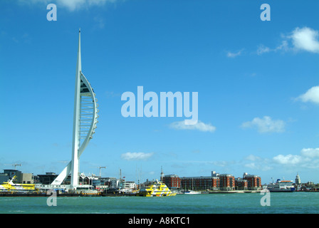 La tour Spinnaker qui se situe à 165 mètres de haut est en construction à côté de Gunwharf Quays est placé au centre du millénaire Banque D'Images