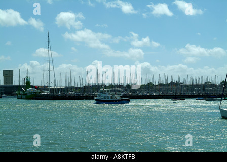 La tour Spinnaker qui se situe à 165 mètres de haut est en construction à côté de Gunwharf Quays est placé au centre du millénaire Banque D'Images