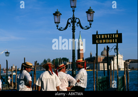 Gondoliers à un 'servizio gondole' se tenir près de la Piazetta San Marco à Venise, Italie. Banque D'Images