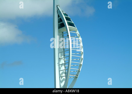 La tour Spinnaker qui se situe à 165 mètres de haut est en construction à côté de Gunwharf Quays est placé au centre du millénaire Banque D'Images