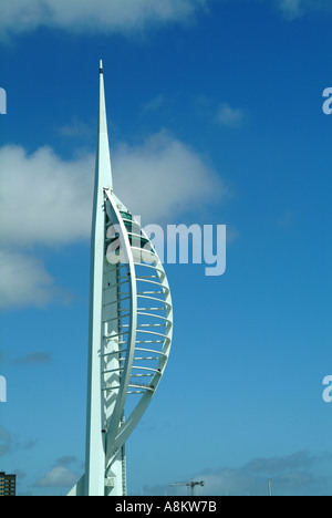 La tour Spinnaker qui se situe à 165 mètres de haut est en construction à côté de Gunwharf Quays est placé au centre du millénaire Banque D'Images