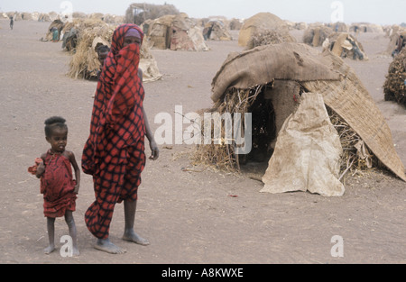 Réfugiés somaliens à un camp dans le désert dans l'Ogaden, en Éthiopie Banque D'Images