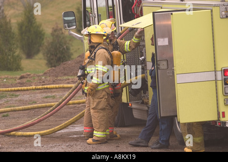 Les pompiers, à une session de formation de vérification des renseignements sur les camions de pompiers Banque D'Images