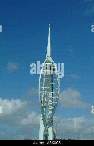 La tour Spinnaker qui se situe à 165 mètres de haut est en construction à côté de Gunwharf Quays est placé au centre du millénaire Banque D'Images