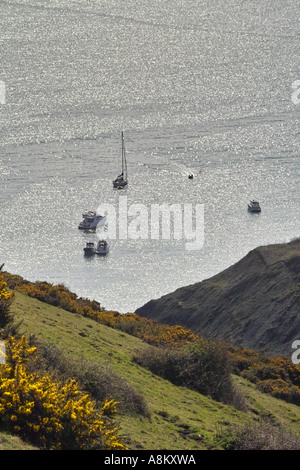 Bateaux ancrés au large de Chapmans extérieure près de St Aldhelms la tête sur la côte du Dorset England UK Banque D'Images