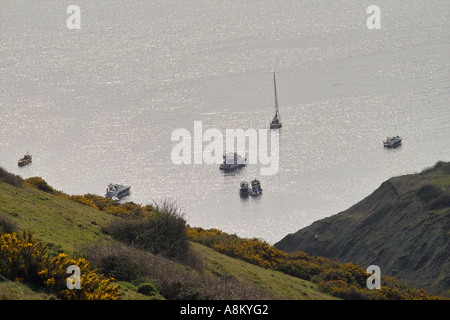 Bateaux ancrés au large de Chapmans extérieure près de St Aldhelms la tête sur la côte du Dorset England UK Banque D'Images