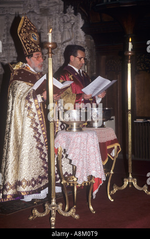 Prêtres mener un service orthodoxe arménienne sur l'Epiphanie, le 6 Janvier Banque D'Images