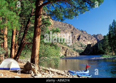 Washington MIDDLE FORK DE LA SALMON RIVER Man fishing off un radeau au camping boisé MR Banque D'Images