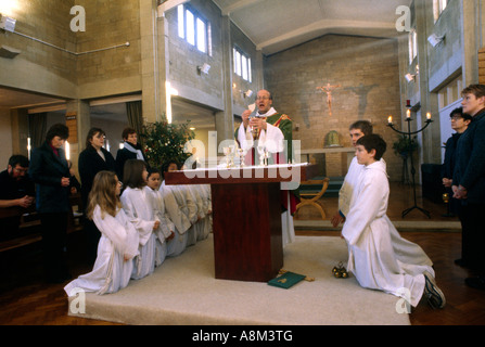 L'hôte de prêtre à la Communion Calice & St Bernard's Church Lingfield Sussex England Banque D'Images