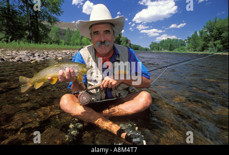 MONTANA pêcheur attraper une truite brune dans le grand trou River Montana Banque D'Images