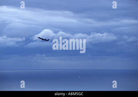 Avion au décollage pendant une tempête à Nice France Banque D'Images