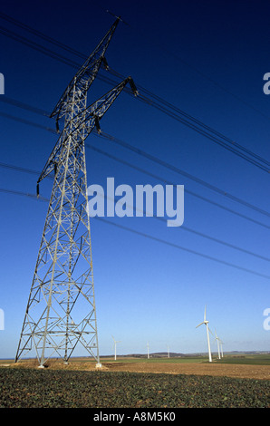 Tour de l'électricité haute tension et moulin à vent dans un champ en France Banque D'Images