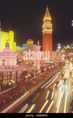 Le Strip de nuit montrant l'hôtel Venetian Las Vegas NEVADA USA Banque D'Images