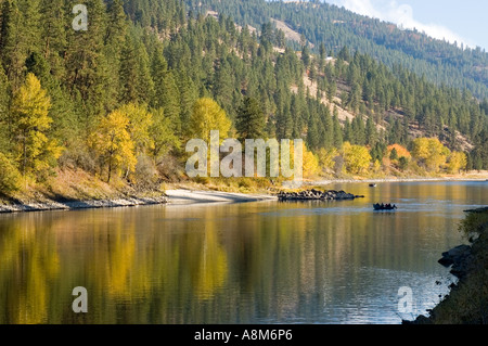 USA NEW YORK Automne scenic sur la rivière Clearwater près de Orofino Id Banque D'Images