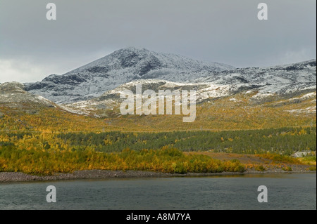 L'automne sur les montagnes de Stora Sjöfallet Parc National, Laponia Zone du patrimoine mondial, la Suède. Banque D'Images