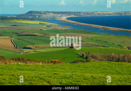 Une vue le long de la plage de Chesil Portland Bill dans la distance, Dorset, Grande Bretagne. Banque D'Images