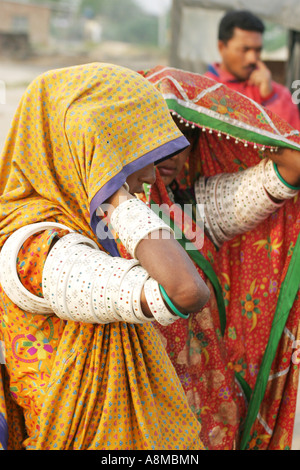 Un bras womans tribal Mir couverts de bracelets en plastique incrustés de pierres de couleur.A l'origine de l'ivoire a toujours été utilisée. Banque D'Images