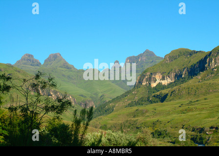 Corne intérieure et extérieure de la cloche et de Cathedral Peak montagnes du Drakensberg Kwazulu Natal Afrique du Sud Banque D'Images