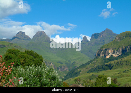 Corne intérieure et extérieure de la cloche et de Cathedral Peak montagnes du Drakensberg Kwazulu Natal Afrique du Sud Banque D'Images