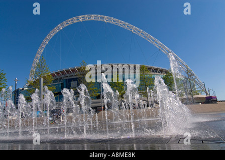 Grand angle horizontal de fontaines à l'extérieur de l'entrée du nouveau stade de Wembley sur une journée ensoleillée Banque D'Images