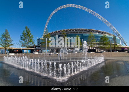 Grand angle horizontal de fontaines à l'extérieur de l'entrée du nouveau stade de Wembley sur une journée ensoleillée Banque D'Images