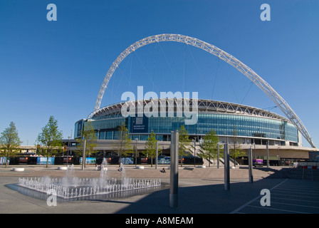 Grand angle horizontal de fontaines à l'extérieur de l'entrée du nouveau stade de Wembley sur une journée ensoleillée Banque D'Images