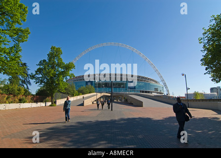 Grand angle horizontal de l'entrée du nouveau stade de Wembley de Wembley sur une journée ensoleillée Banque D'Images