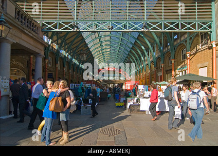 L'horizontale de près de l'entrée avant de l 'Apple' à Covent Garden sur une journée ensoleillée. Banque D'Images