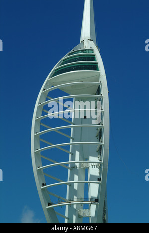 La tour Spinnaker qui se situe à 165 mètres de haut est en construction à côté de Gunwharf Quays est placé au centre du millénaire Banque D'Images