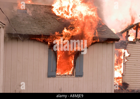 Des flammes d'un feu à la maison Banque D'Images