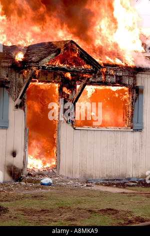 Des flammes d'un feu à la maison Banque D'Images