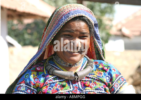 Vivement colorés traditionnels tribaux l'habit d'une femme dans un village banni dans le Gujarat Banque D'Images