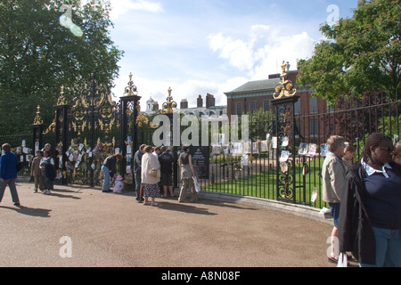 Cartes sur les portes du palais de Kensington, ancienne résidence de la princesse de Galles Diana Banque D'Images