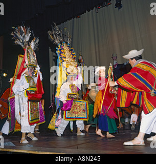 Un line-up de 6 femmes dans la ligne de danseurs folkloriques Jacchigua performing on stage in Quito Equateur Amérique du Sud Banque D'Images