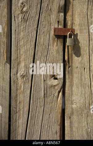 Cadenas sur une porte de grange Banque D'Images