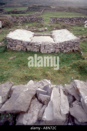 Collecte de l'eau sur les plates-formes de ciment Aran Island dans la baie de Galway Irlande Banque D'Images