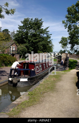 15-04 La négociation d'écluse à Lapworth sur la jonction du Grand Union Canal et Stratford Banque D'Images