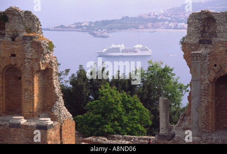Théâtre de Taormina et bateau de croisière sur la mer Méditerranée, Sicile Italie Banque D'Images