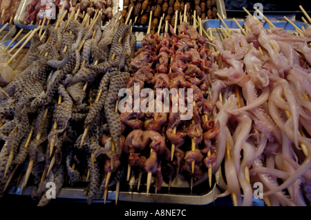 Brochettes de fruits de mer sur le marché de nuit de Wangfujing, à Pékin, en Chine. Banque D'Images