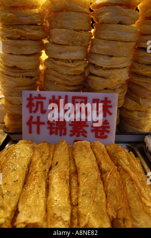 Inscrivez-vous sur des piles de l'alimentation au marché de nuit de Wangfujing, Beijing, Chine. Banque D'Images