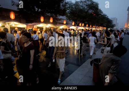 Les personnes qui s'y passé le marché de nuit de Wangfujing, Beijing, Chine. Banque D'Images