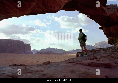 Trekking désert - Wadi Rum, JORDANIE Banque D'Images