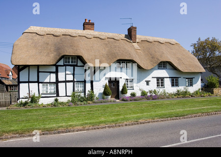 Chaume nouvellement noir et blanc du 16ème siècle à colombages de chalet, à proximité de Stratford Upon Avon Warks UK Banque D'Images