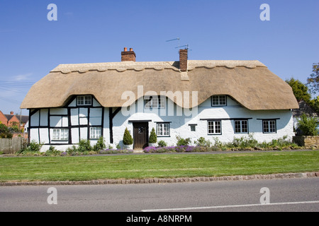 Chaume nouvellement noir et blanc du 16ème siècle à colombages de chalet, à proximité de Stratford Upon Avon Warks UK Banque D'Images