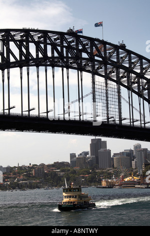 Le Harbour Bridge avec ferry à Sydney NSW Australie Nouvelle Galles du Sud Banque D'Images