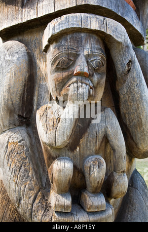 Personne de petite taille avec les doigts dans la bouche sculpté dans le bois dans le cadre du Victoria Canada totem Banque D'Images