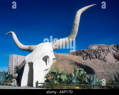 Longhorn grill restaurant en forme de crâne de vache dans le sud-ouest dans le désert de l'Arizona Amado Banque D'Images